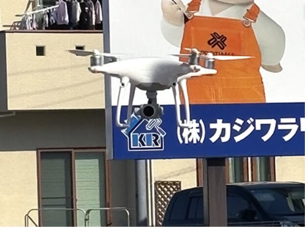 ドローン点検で隅々まで点検している様子