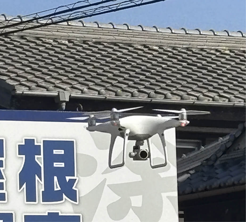 ドローンで診断している写真